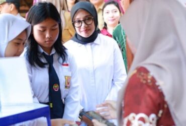 Bupati Ipuk saat peluncuran program E-Saku di di SMPN 1 Banyuwangi, Senin (26/8/2024).(blok-a.com/Kuryanto)