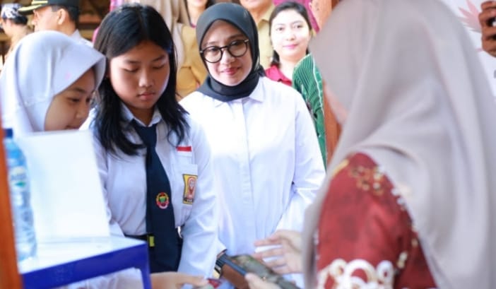 Bupati Ipuk saat peluncuran program E-Saku di di SMPN 1 Banyuwangi, Senin (26/8/2024).(blok-a.com/Kuryanto)