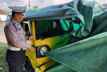 Mobil yang terlibat kecelakaan di Jalan Raya Gambiran-Genteng, Kecamatan Gambiran, Kamis (8/8/2024).(blok-a.com/Kuryanto)