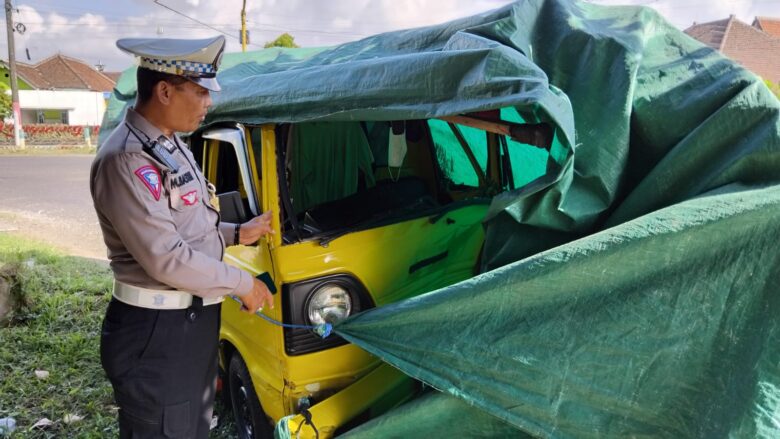 Mobil yang terlibat kecelakaan di Jalan Raya Gambiran-Genteng, Kecamatan Gambiran, Kamis (8/8/2024).(blok-a.com/Kuryanto)