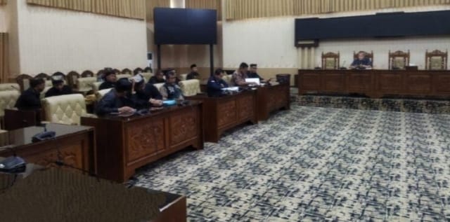 Rapat hearing komisi IV DPRD Banyuwangi, bersama beberapa tokoh masyarakat dan aktivis di Banyuwangi, Kamis (1/8/2024).(blok-a.com/Kuryanto)