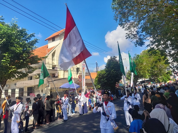 Karnaval Merdeka 2024 memperingati HUT ke-79 RI, diselenggarakan di depan Kantor Pemda Banyuwangi, Selasa (20/8/2024).(blok-a.com/Kuryanto)