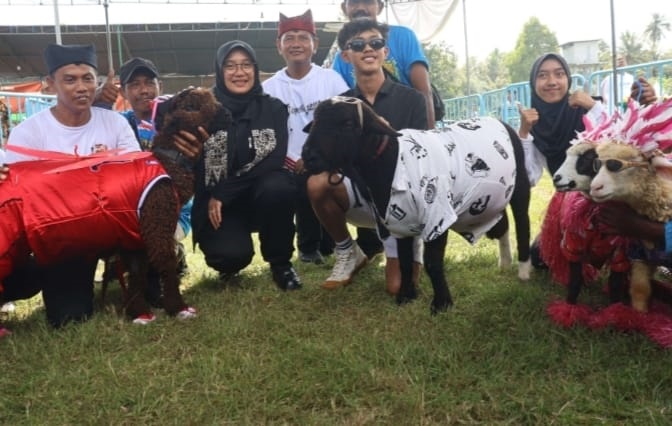 Bupati Ipuk saat foto bersama pemenang kontes ternak kambing dan domba di Benculuk, Minggu (4/8/2024).(blok-a.com/Kuryanto)