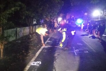 Piket lantas polsek Muncar saat olah TKP laka dua motor di Jalan Raya Tembokrejo, Kecamatan Muncar, Jumat (9/8/2024) malam. (Dok dari Polsek Muncar untuk blok-a.com)