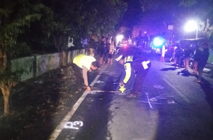 Piket lantas polsek Muncar saat olah TKP laka dua motor di Jalan Raya Tembokrejo, Kecamatan Muncar, Jumat (9/8/2024) malam. (Dok dari Polsek Muncar untuk blok-a.com)