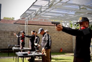 Personel Polresta Banyuwangi laksanakan latihan menembak, Kamis (22/8/2024).(blok-a.com/Kuryanto)