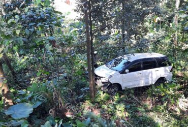 Lakalantas antara dua mobil di jalur Gumitir, Kecamatan Kalibaru, mengakibatkan salah satu mobil masuk jurang, Senin (26/8/2024).(blok-a.com/Kuryanto)