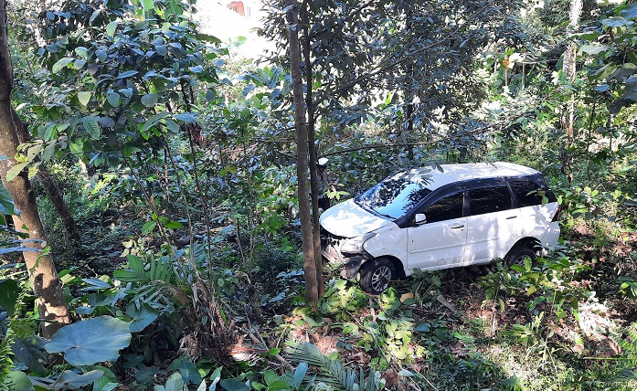 Lakalantas antara dua mobil di jalur Gumitir, Kecamatan Kalibaru, mengakibatkan salah satu mobil masuk jurang, Senin (26/8/2024).(blok-a.com/Kuryanto)