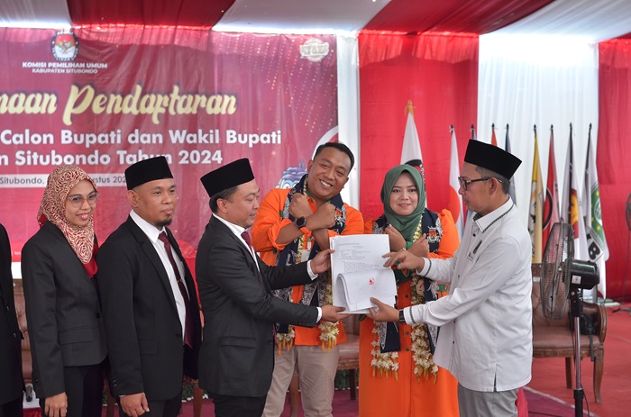Paslon Mas Rio-Mbak Ulfi, resmi mendaftar ke KPU Kabupaten Situbondo, Kamis (29/8/2024).