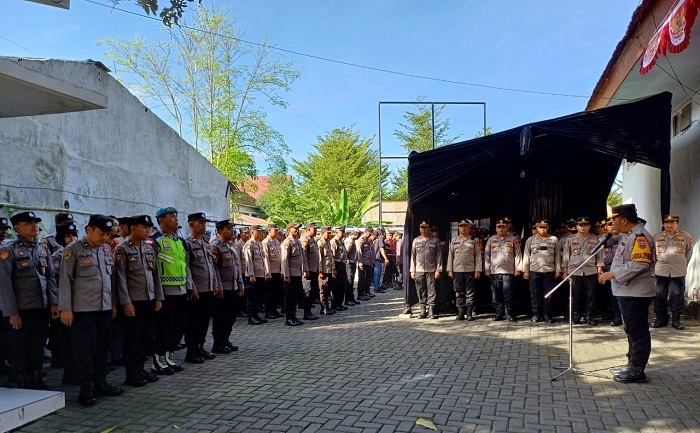 Ratusan personel Polresta Banyuwangi amankan KPU Banyuwangi, Selasa (27/8/2024).(blok-a.com/Kuryanto)