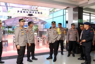 Wakasatgas Ops Puri Agung II 2024 Kombes Pol Nanang Haryono, Kapolresta Banyuwangi beserta PJU Polda Jatim saat melakukan pengecekan di sejumlah titik bersama jajarannya di ASDP Ketapang Banyuwangi, Kamis (29/8/2024).(blok-a.com/Kuryanto)