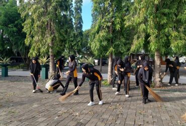 Polwan Polresta Banyuwangi saat lakukan kegiatan sosial kerja bhakti di TMP Wisma Raga Satria Banyuwangi, Selasa (20/8/2024).(blok-a.com/Kuryanto)