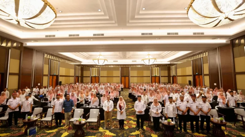 Bupati Banyuwangi, Ipuk Fiestiandani bersama PPPK Kesehatan Banyuwangi pasca gelar rakor, Kamis (8/8/2024).(blok-a.com)