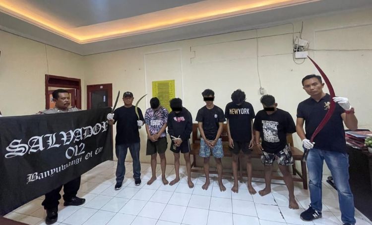 Jajaran Polsek Muncar, Banyuwangi ringkus 5 anggota geng motor Salvador, yang meresahkan warga setempat, Rabu (21/8/2024).(Dok dari Polsek Muncar untuk blok-a.com)