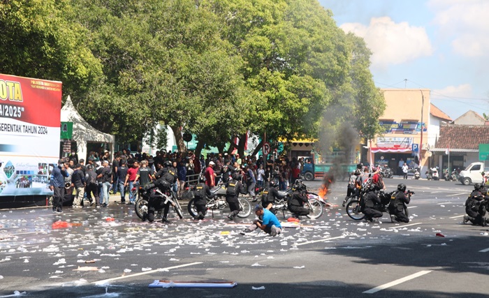 Polresta Banyuwangi di depan Pendapa Sabha Swagata Blambangan gelar Simulasi Sispamkota, Senin (19/8/2024)(blok-a.com/Kuryanto).