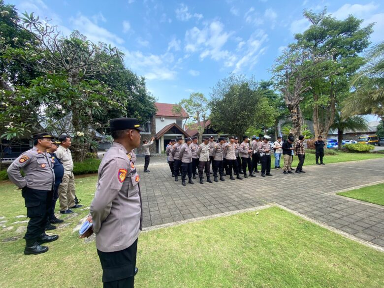Caption : Polresta Banyuwangi lakukan pengamanan gelar Deklarasi Kampanye Damai yang diselenggarakan KPU Banyuwangi, Selasa (24/9/2024)(blok-a.com/Kuryanto).