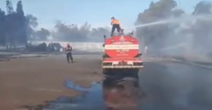 Petugas pemadam kebakaran (Damkar) Banyuwangi saat memadamkan api di pabrik penggilingan sabut kelapa di Lateng, Banyuwangi, Minggu (1/9/2024).(blok-a.com/Kuryanto)