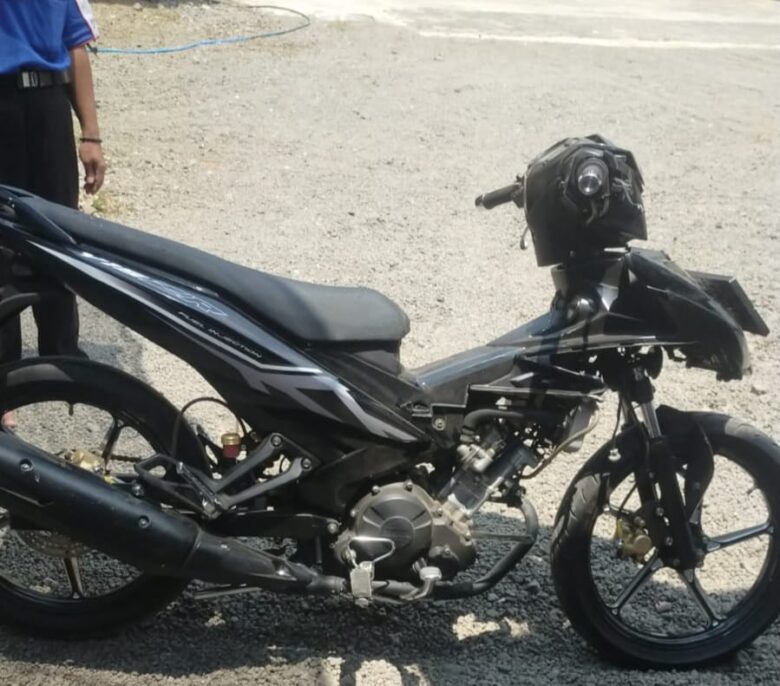 Salah satu kendaraan yang terlibat kecelakaan karambol di Jalan Raya Diponegoro, Kecamatan Gambiran, Senin (23/9/2024). (blok-a.com/Kuryanto)