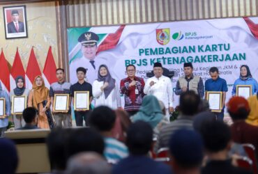 Pemkab Jember membagikan sertifikat halal kepada pedagang keliling. (Foto: Humas Diskominfo Jember)