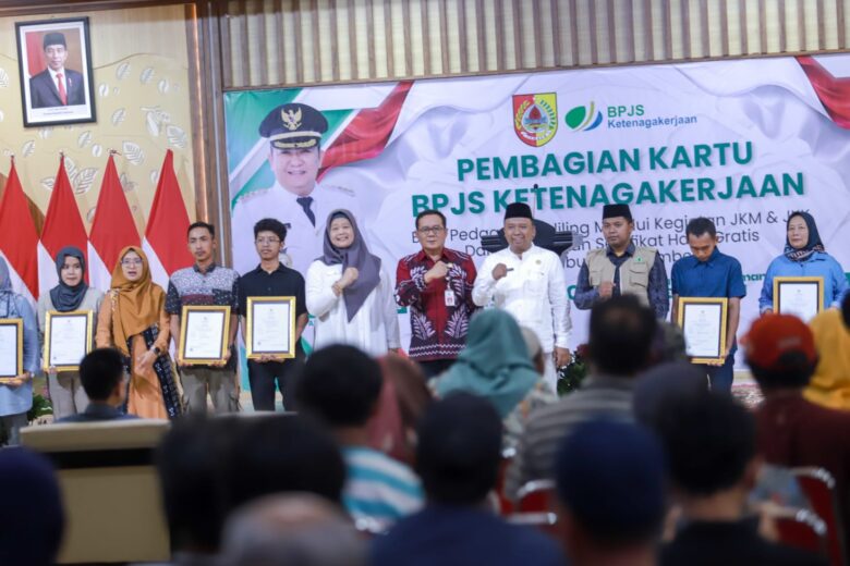 Pemkab Jember membagikan sertifikat halal kepada pedagang keliling. (Foto: Humas Diskominfo Jember)