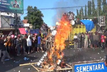 Aksi demo desak KPK tangkap Bupati Situbondo di simpang empat Alun-alun Situbondo, Senin (9/9/2024).