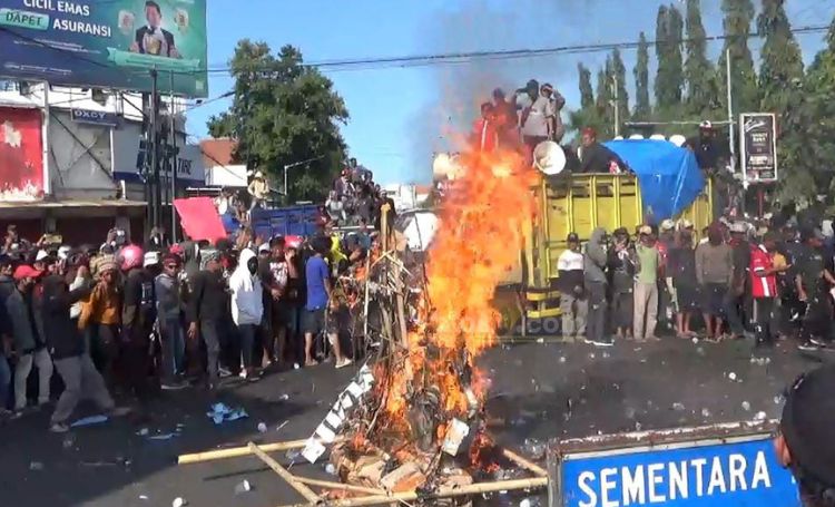 Aksi demo desak KPK tangkap Bupati Situbondo di simpang empat Alun-alun Situbondo, Senin (9/9/2024).
