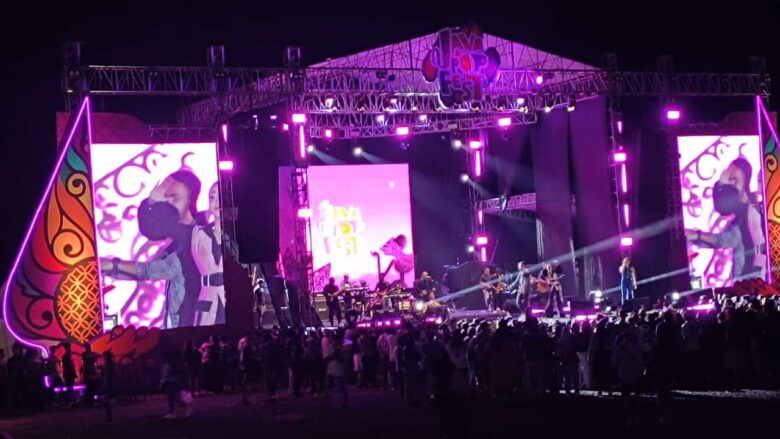 Caption : Ratusan personel Polresta Banyuwangi bersama instansi lainya saat lalsanakan pengamanan gelar Java Pop Festi di Pantai Boom Marina Banyuwangi, Sabtu (21/9/2024)(blok-a.com/Kuryanto).