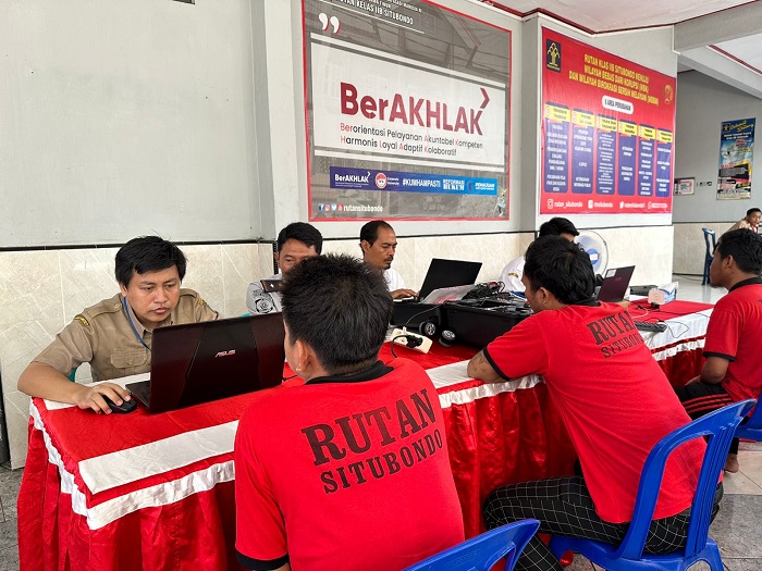 Pemadanan data NIK dan perekaman KTP-elektronik WBP kelas IIB Situbondo di ruang pelayanan, Selasa (3/9/2024).
