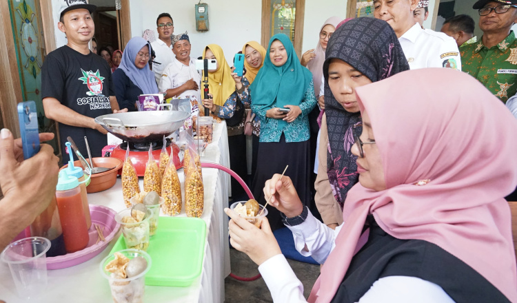 Bupati Ipuk terus berikan bantuan untuk pelaku usaha mikro, Rabu (4/9/2024).(blok-a.com/Kuryanto)