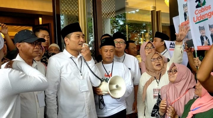 Paslon nomor urut 2, Ali-Ali, disambut oleh ratusan emak-emak setelah menerima nomor urut di Hotel El Royale, Senin (23/9/2024). (blok-a.com/Kuryanto)
