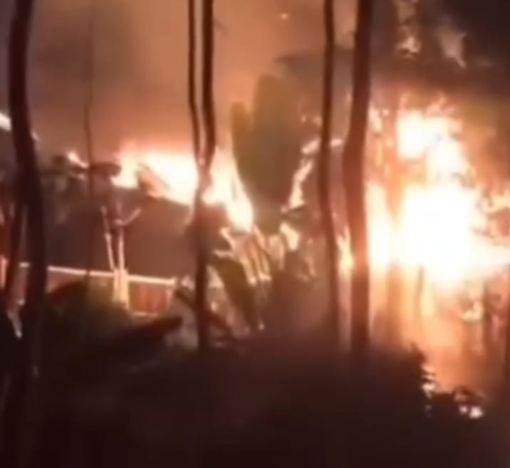 kafe di Licin Banyuwangi Ludes terbakar, Rabu (18/9/2024)( foto kebakaran, Dok dari warga untuk blok-a.com).