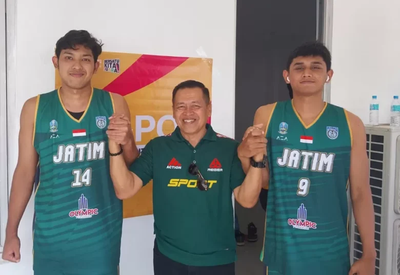 Ketua KONI Banyuwangi Ahmad Khoirullah bersama dua atlet basket asal Banyuwangi, Dhaffa Dhoifullah dan Aven Ryan Pratama, di PON XII 2024 Aceh, Rabu (11/9/2024). (Khoirullah untuk blok-a.com)