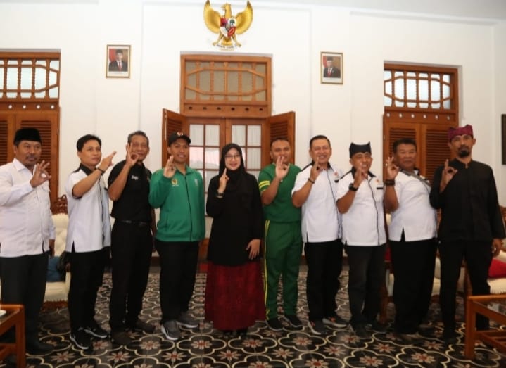 Bupati Ipuk saat menenemui beberapa atlet dan pelatih di Pendopo Sabha Swagata Blambangan, Kamis (5/9/2024).(istimewa)