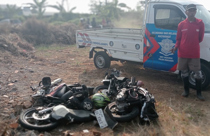 Piket lantas Polsek Rogojampi, saat lakukan olah TKP laka beruntun antara lima kendaraan yang terjadi di Jalan Raya Kabat - Banyuwangi, Kecamatan Kabat, Selasa (24/9/2024).(blok-a.com/Kuryanto).