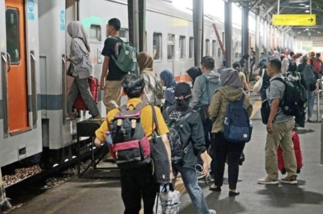 Antrean penumpang KA Blambangan Ekspres di salah satu Stasiun, Minggu (8/9/2024).(Foto: dokumen KAI)
