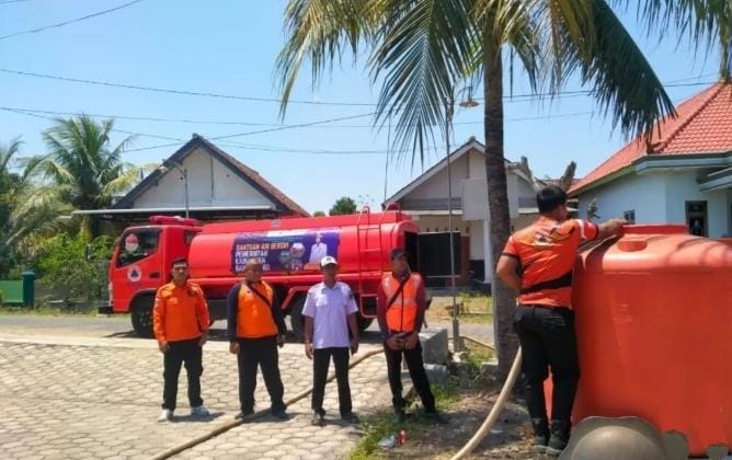 BPBD Banyuwangi distribusikan air bersih pada warga yang membutuhkan. (Dok. BPBD Banyuwangi)
