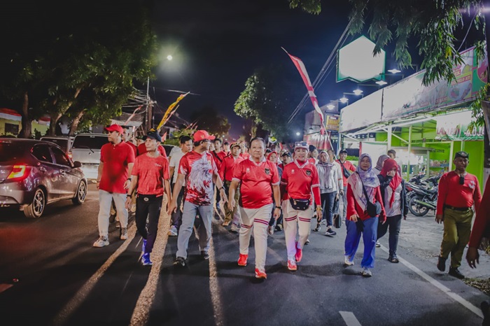 Bupati Jember dan para ASN latihan gerak jalan, Selasa (27/8/2024) malam. (Foto: Diskominfo Jember for blok-a.com)