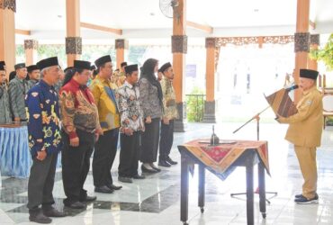 Penyerahan SK perpanjangan masa jabatan anggota BPD se-Kabupaten Situbondo, Senin (9/9/2024).