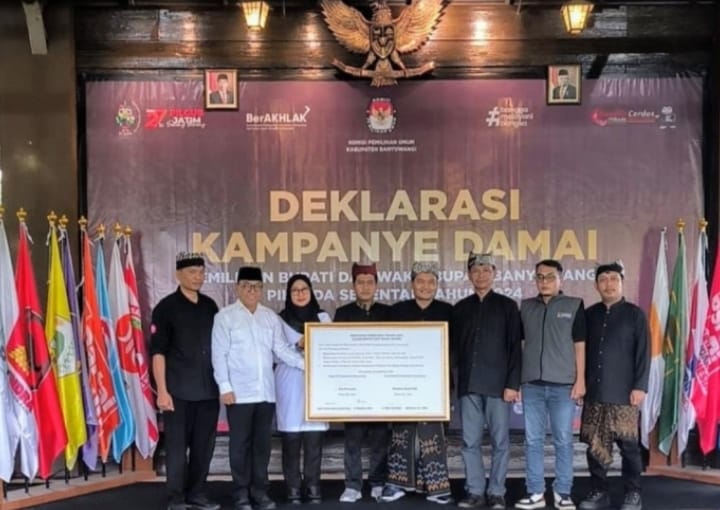KPU Banyuwangi saat menggelar deklarasi Kampanye Damai Pilkada Serentak 2024 di Cafe Hedon Banyuwangi, Selasa (24/9/2024).(blok-a.com/Kuryanto)
