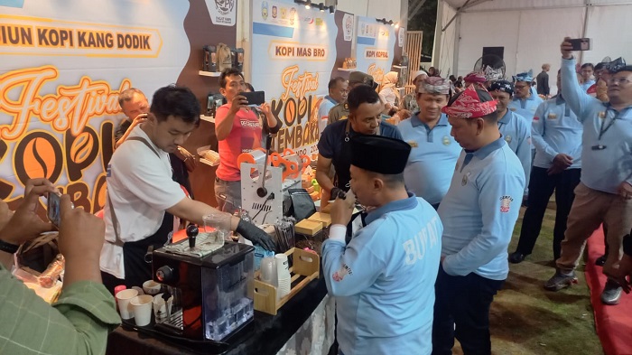Bupati Situbondo, Karna Suswandi dalam Festival Kopi dan Tembakau III, Rabu (18/9/2024) malam.