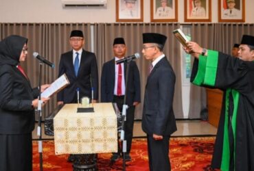 Bupati Ipuk saat melantik Guntur Priambodo sebagai Pj Sekda Banyuwangi, Rabu (18/9/2024) sore. (blok-a.com/Kuryanto)