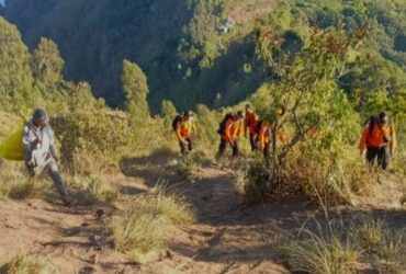 Proses pencarian korban terjatuh di Gunung Abang, Karangasem, Bali.