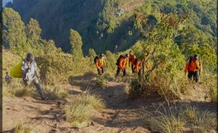 Proses pencarian korban terjatuh di Gunung Abang, Karangasem, Bali.