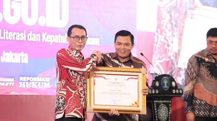 Sekretaris Daerah Kabupaten Jember menerima penghargaan dalam JDIHN Awards 2024. (Foto: Diskominfo Jember for blok-a.com)