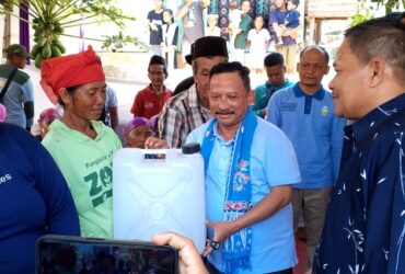 Penyaluran bantuan jerigen di tiga dusun wilayah Situbondo.