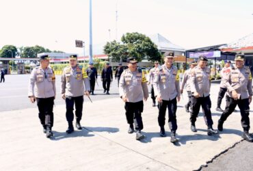 Karo Bin Ops Sops Polri Brigjend Pol Aulinsyah Lubis, bersama Pejabat Utama Polda Jatim, Kapolresta dan Wakapolresta Banyuwangi saat tijau pengamanan di ASDP Ketapang Banyuwangi, Senin (2/9/2024).(blok-a.com/Kuryanto)