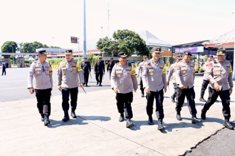 Karo Bin Ops Sops Polri Brigjend Pol Aulinsyah Lubis, bersama Pejabat Utama Polda Jatim, Kapolresta dan Wakapolresta Banyuwangi saat tijau pengamanan di ASDP Ketapang Banyuwangi, Senin (2/9/2024).(blok-a.com/Kuryanto)