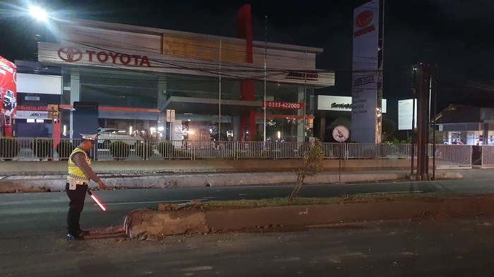 Olah TKP Lakalantas antara truk Tangki vs mobil di Jalan Raya S. Parman, Banyuwangi, Rabu (11/9/2024).(dok. Satlantas Polresta Banyuwangi untuk blok-a.com)