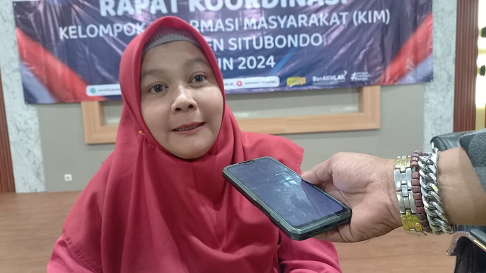 Anna Kusuma, Kepala Dinas Kominfo Pemkab Situbondo memimpin Rakor KIM.