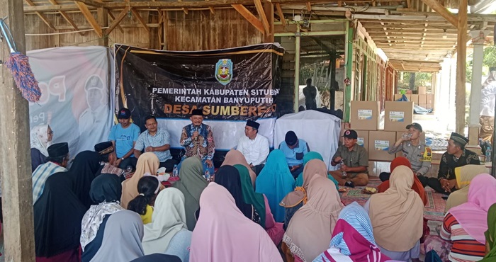 Penyaluran bantuan air bersih di Kecamatan Banyuputih, Situbondo.